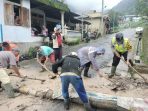 Pasca Tanah Longsor, Polres Magetan Bersama Warga Kerja Bakti Bersihkan Material Longsor