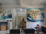 Kelurahan Tanah Kalikedinding Mempercantik Kantor Dengan Cara Mural di Tembok Kantor