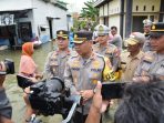 Polisi Gelar Pengobatan dan Bengkel Gratis Hingga Berbagi Sembako Bagi Warga Terdampak Banjir di Lamongan