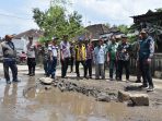Sidak Jalan Berlubang Tarik-Mlirip, Bupati Gus Muhdlor Pastikan Dibeton Tahun 2023