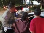 Salut, Anggota PJR Polda Jatim ini Bantu Lansia Yang Jatuh di Pinggir Jalan