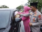 Berkah Ramadhan, Kapolres Madiun Kota Bersama Ketua Bhayangkari Cabang Madiun Kota membagi Takjil ke Warga