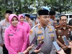 Polres Probolinggo Beserta Bhayangkari dan Awak Media Berbagi Ratusan Takjil Kepada Para Pengendara