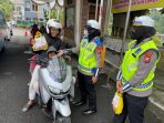 Aksi Simpatik Srikandi Satlantas Polres Magetan, Apresiasi Bagi Pengendara Disiplin Berlalulintas Dengan Bingkisan