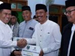 Safari Ramadhan Ketua DPRD Magetan Serahkan zakat Ke masjid Assalam Desa Sumberagung Plaosan