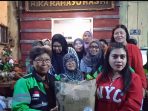 Jelang Hari Raya Idul Fitri Rumah Budaya Rika Rahayu Bagikan Bingkisan Lebaran Ke Ojol