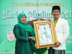 Halal Bi Halal dan Harlah Ke 77 Muslimat NU Jabar, Gubernur Khofifah Serahkan Penghargaan Jerbasuki Mawa Beya Pada Gubernur Ridwan Kamil