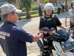 Tingkatkan Pelayanan, Lapas Pamekasan Berikan Fasilitas Kartu Parkir Bagi Pengunjung