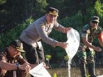 Kapolres Jember Bersama Forkopimda Tebar Benih Ikan dan Tanam Mangrove di Pantai Cemara Puger