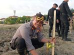 Pengamanan lokasi, Kapolsek Kutsel ikut serta tanam mangrove.