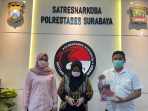 Panik Saat Digerebek Polisi, Wanita Ini Sembunyikan Sabu Dalam Paha dan Bra