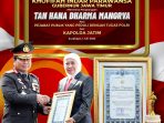 Pada HUT Ke 77 Bhayangkara 2023, Gubernur Khofifah Menerima Penghargaan Tanhana Dharma Mangrva