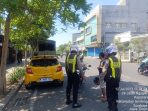 Satlantas Polrestabes Surabaya Lakukan penindakan Tilang Masyarakat yang melawan Arus dan tidak menggunakan Helm di jalan Nganglik