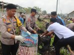 Polri Gelar Pembersihan Sampah Serentak,Kapolres Jembrana Pimpin langsung Bersih Sampah di Desa Pengambengan.