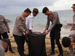 Peduli Lingkungan, Polda Bali Bersihkan Kawasan Pantai Karang