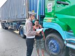 Satlantas Polres Pelabuhan Tanjung Perak, Berikan Sosialisasi dan Teguran Kepada Para Sopir Roda 4 Maupun Roda 6