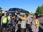 Kapolres AKBP Teguh Priyo Wasono Berikan Helm Gratis Ke Pengendara Motor