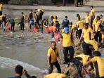Polres Tuban Bersihkan Sampah di Pantai dan Sungai