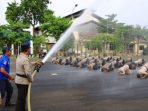 Kapolres Tuban Mandikan Anggota yang Naik Pangkat dengan Mobil Tangki Pemadam