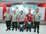 Kapolda Jatim Beri Penghargaan Dua Anggota Polres Bangkalan