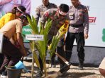 Penanaman Pohon Sejak Dini Dalam Rangka Polri Lestarikan Negeri, Kapolda Bali Bersama Bhayangkari Tanam Pohon di Pantai Sanur