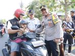 Bagi Helm dan Coklat Gratis Operasi Zebra Semeru 2023 Polres Madiun Kota