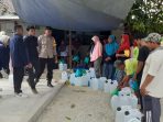 Peringati Sumpah Pemuda, Polsek Jatikalen dan STKIP PGRI Nganjuk Lakukan Aksi Sosial Bantu Air Minum dan Sembako untuk 23 KK Dukuh Kedungringin