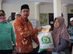 Gus Muhdlor Serahkan Bantuan Beras 10kg kepada 93.635 KPM