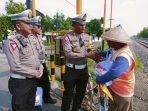 Marak Kecelakaan di Pelintasan Sebidang KA, Kasat Lantas Polres ngawi Cek Palang Pintu dan kesiapan Petugas Penjaga dan lakukan bansos terhadap petugas