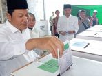 Wabup Subandi beserta keluarga Gunakan Hak Suaranya Coblos di TPS 04 Desa Pabean,Sedati