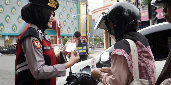 Beri Helm Gratis Pengendara di Operasi Keselamatan Semeru 2024, Polres Ponorogo Ajak Warga Tertib Lalin