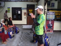 Sambil Berolahraga Lari, Kapolres Tulungagung Berikan Sembako Pada Warga di Polsek Boyolangu
