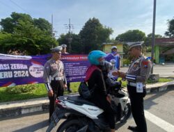Satlantas Polres Kediri Edukasi Tertib Lalu Lintas dengan Hadiah Coklat dalam Operasi Zebra Semeru 2024