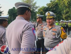 Kasatlantas Polrestabes Surabaya Pimpin Apel Pagi dan Pemeriksaan Kerapian, Disertai Pemberian Penghargaan kepada Anggota Berprestasi