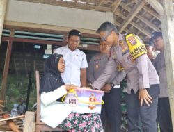 Kapolres Trenggalek Berikan Bantuan Sosial kepada Korban Tanah Longsor di Pule