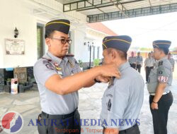 Apresiasi atas Pengabdian dan Dedikasi, Nur Bambang Ka.Lapas Pamekasan Lakukan Penyematan Tanda Pangkat Pengabdian Pegawai