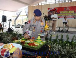 Kenakan Baret Biru, Kapolres Trenggalek Potong Tumpeng HUT ke-79 Brimob