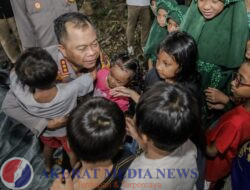 Kapolrestabes Surabaya Makan Bergizi Bersama Anak-Anak Jalanan dan Pemulung di Dukuh Kupang Barat