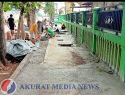 Perindah Kawasan sekolah Dinas PUPR Cipta Karya Bangun Trotoar Di Depan Mtsn 1 Baluk Karangrejo Magetan