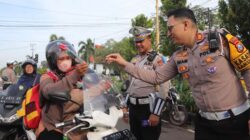 Hari Valentine, Pengendara di Tuban Dihadiahi Coklat dan Bunga oleh Satlantas Polres