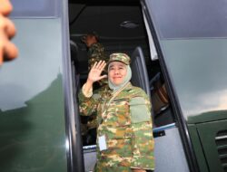 Berbaju Komcad dan Sepatu PDL, Khofifah Siap Ikuti Rangkaian Retreat di Akmil Magelang