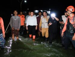 Tanggul Kali Lamong Jebol, Wagub Emil Turun Langsung ke Lokasi