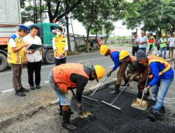 Wagub Emil Cek Proses Penambalan Jalan di Poros Nasional Pantura Lamongan Babat