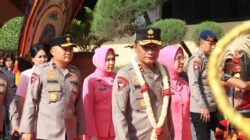 Penyambutan Hangat, Irjen Nanang Avianto Resmi Pimpin Polda Jatim dengan Tradisi Pedang Pora dan Reog Ponorogo