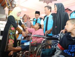 Serahkan Santunan 200 Anak Yatim, Gubernur Khofifah Ajak Masyarakat Perbanyak Berbagi di Bulan Ramadan