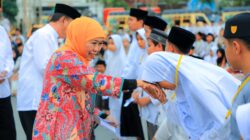 Gubernur Khofifah Bersama Bupati Tuban Halindra  Kompak Bagikan Santunan 2.000 Anak Yatim