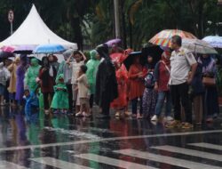 Meski Diguyur Hujan, Penjual Jas Plastik Laris Manis di Grebeg Ketupat Syawal 1446 H