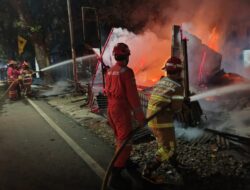 Lima Deret Toko di Ki Ageng Gribig Hangus Terbakar