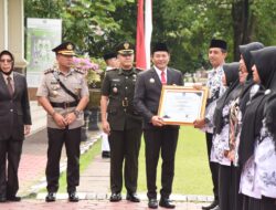 Hardiknas 2025, Bupati Subandi Bangga Beri Penghargaan Insan Pendidikan