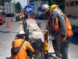 Diduga Picu Laka Tunggal, Separator Jalan Mojokerto Dibongkar Paksa